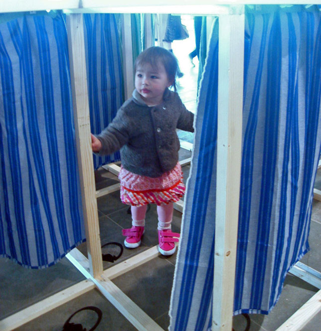 gordijntjes1_gan2turven2010_gangenblok_meisje