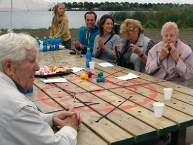 mensen aan buurttafel