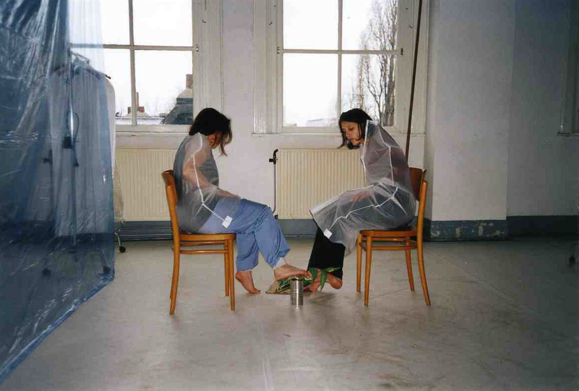 zinia actrices op stoel