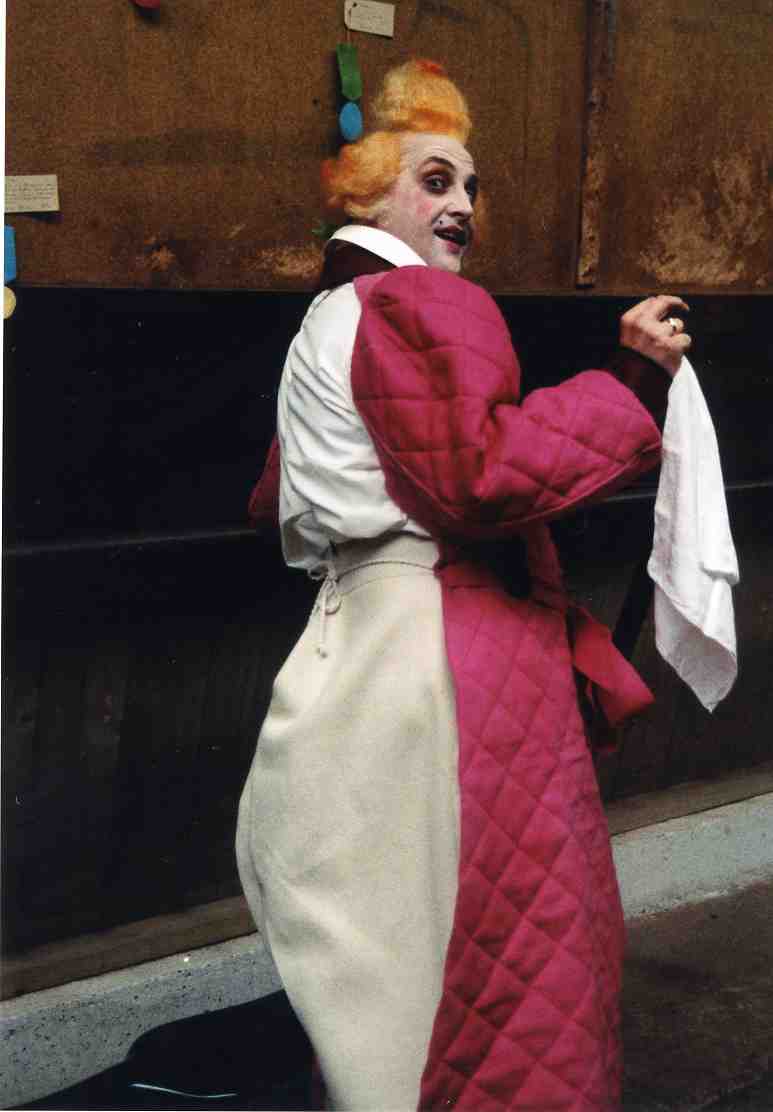 opera rode figuur achter